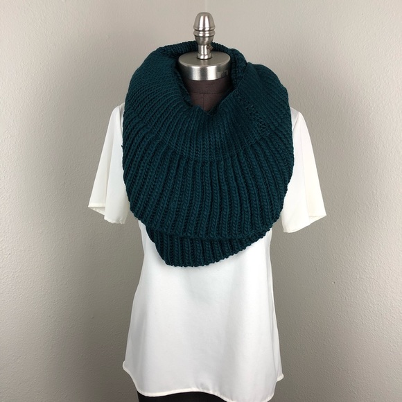 Green Chunky Knit Infinity Scarf Sweater Vest NWT - Picture 3 of 8